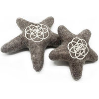 Produktbild von Wooliie Seed of Life Star Wurfspielzeug aus 100 % naturbelassener Schurwolle in Grau