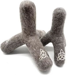Wooliie Triquetra Stick Wurfspielzeug aus 100 % Naturwolle in Grau – Bild 1 von 1