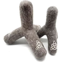 Produktbild von Wooliie Triquetra Stick Wurfspielzeug aus 100 % Naturwolle in Grau