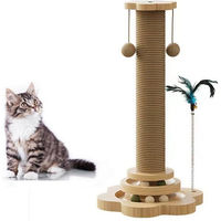 Produktbild von XDeer 3-in-1 Intelligenzspielzeug für Katzen mit 2-lagigem Drehteller, Federn, hängenden Bällen und Sisal-Kratzbrett in Beige
