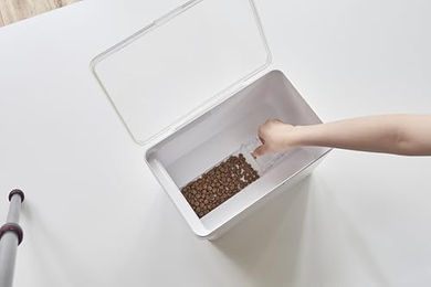 Yamazaki TOWER Tierfutterbehälter für Hund und Katze mit Messbecher 6L Weiß Luftdichte Aufbewahrungsbox für Trockenfutter aus Kunststoff - 3,5 kg – Bild 1 von 5