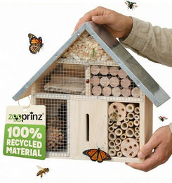 Zooprinz Insektenhotel Insektenhaus mit Aufhängung XXL Vollholz mit Blechdach, Bambus, Tannenzapfen, Holz mit Löchern, Holzspäne, Holzschlitz – Bild 1 von 5