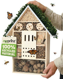 Zooprinz Insektenhotel Insektenhaus zum Aufhängen XXL Vollholz 55x31 cm, Kiefernholz, Bambus, Tannenzapfen, mit Dekoration und Aufhängung – Bild 1 von 5